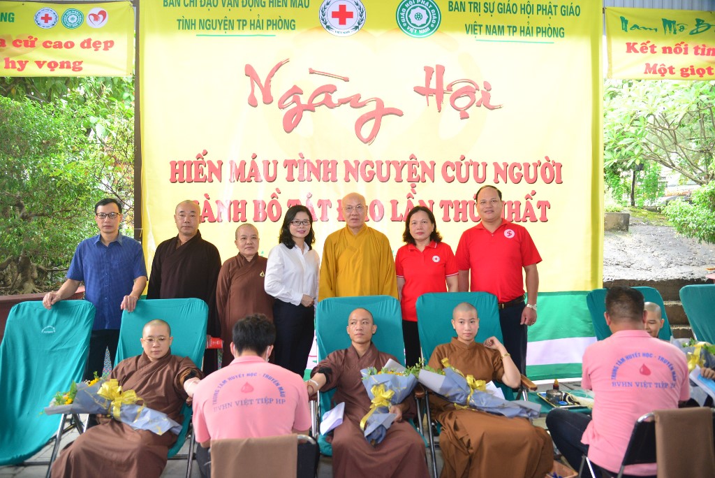 Chư Tăng Ni Phật giáo TP tham dự buổi hiến máu, động viên Tăng Ni, Phật tử