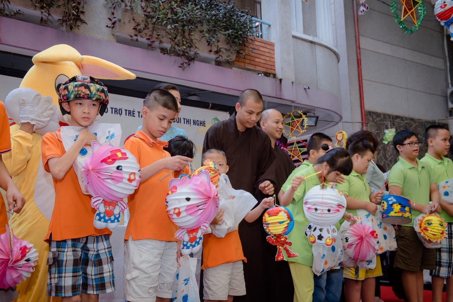 Chư Tăng chùa Minh Đạo tặng quà trung thu cho trẻ em tại Trung tâm Thị Nghè