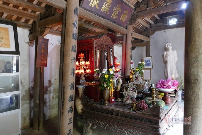 Hậu cung thờ di ảnh nhà thơ Nguyễn Khuyến cùng nhiều kỷ vật có giá trị.