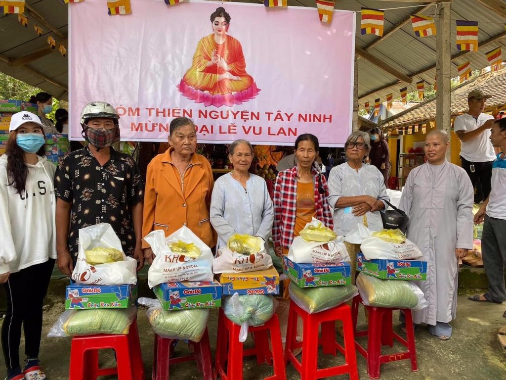 Tây Ninh: Đoàn từ thiện thiện nguyện Tây Ninh trao tặng quà tại chùa Long Thọ