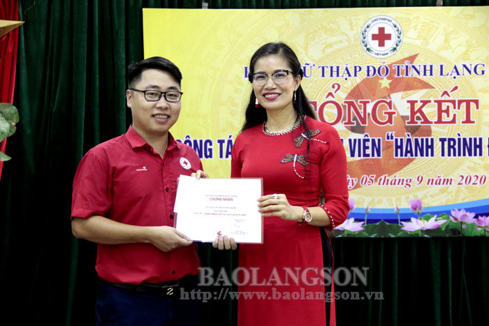 Bà Nông Bích Thuận, Chủ tịch Hội Chữ thập đỏ tỉnh trao giải nhì cuộc thi “Hành trình đỏ trên quê hương tôi năm 2020” cho cá nhân đạt giải