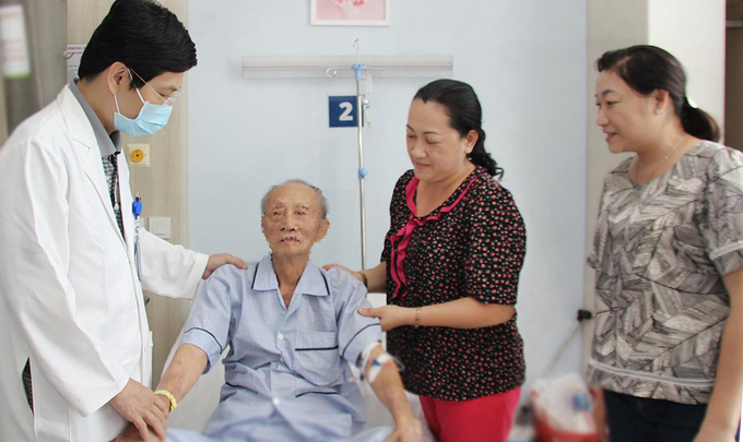 Cụ ông 85 tuổi hồi phục sau điều trị. Ông đi ngoài phân đen hai tháng nhưng không khám, khi cấp cứu đã xuất huyết tiêu hoá nguy hiểm tính mạng. Ảnh do bệnh viện cung cấp.