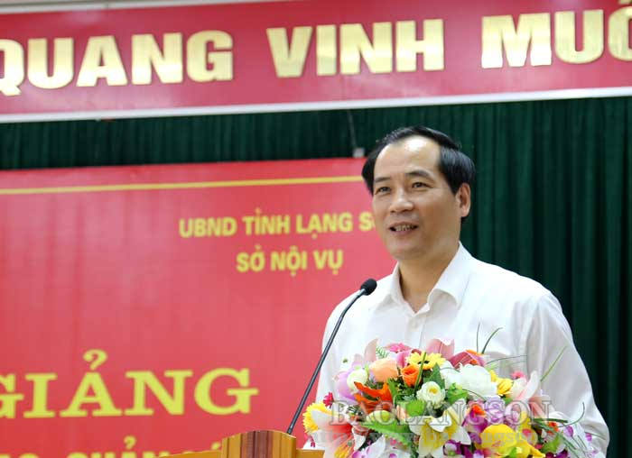 Đồng chí Dương Xuân Huyên, Phó Chủ tịch UBND tỉnh phát biểu tại lễ bế giảng