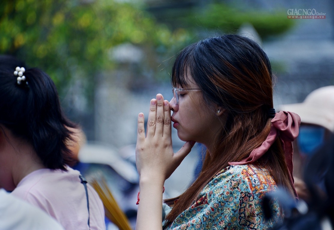 Người trẻ Sài Gòn đi chùa ngày Vu lan - Ảnh: Bảo Toàn