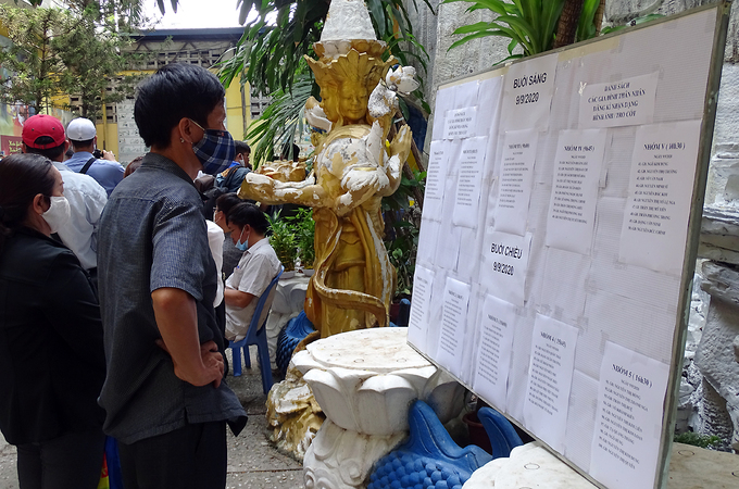 Bảng thông tin các gia đình vào tìm hũ tro cốt người thân tại chùa Kỳ Quang 2, sáng 9/9. Ảnh: Hà An.