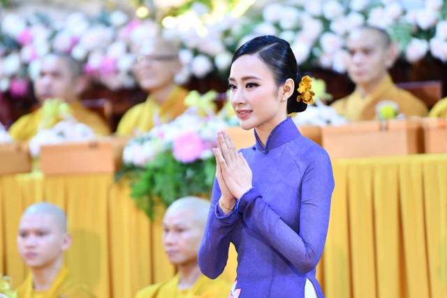Diễn viên Angela Phương Trinh khiến khán giả bất ngờ với hình ảnh mới nhất trong tà áo dài tím nữ tính và duyên dáng, xuất hiện trong chương trình đại lễ tại chùa trong mùa Vu Lan.