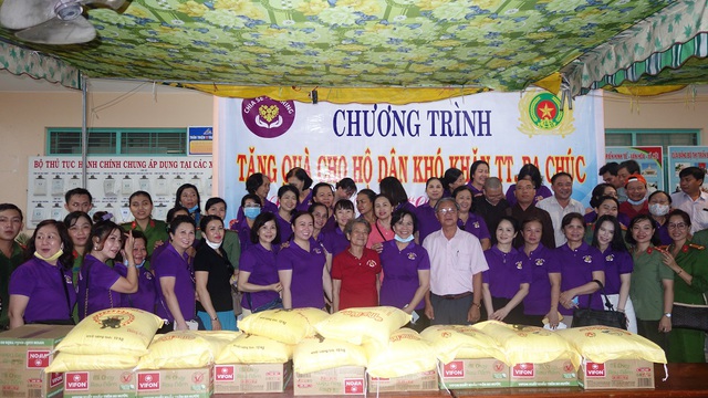 Phu nhân nguyên Chủ tịch nước Trương Tấn Sang cùng nhóm thiện nguyện trao tặng 1.000 phần quà cho các hộ nghèo