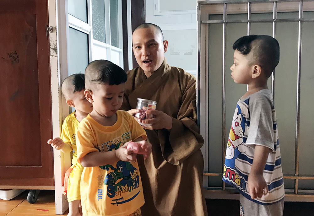 Đại đức Thích Từ Minh cùng các trẻ mồ côi được nuôi dạy tại chùa Phước Sơn.
