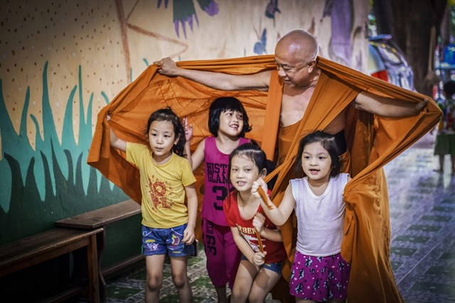 HT. Thích Thiện Chiếu và các em nhỏ cơ nhỡ tại chùa Kỳ Quang 2.