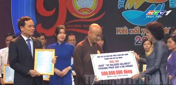 TT.Thích Thiện Quý đại diện BTS Phật giáo TP.HCM trao 500 triệu đồng ủng hộ Quỹ "Vì người nghèo" TP