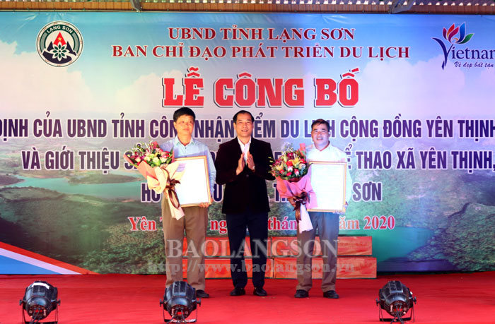 Đồng chí Dương Xuân Huyên, Phó Chủ tịch UBND tỉnh trao bằng công nhận điểm du lịch cộng đồng Yên Thịnh, Hữu Liên cho huyện Hữu Lũng