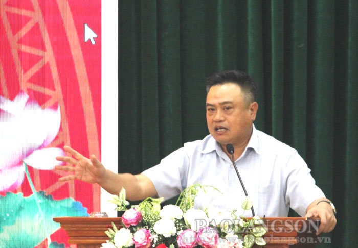 Đồng chí Trần Sỹ Thanh, Uỷ viên Trung ương Đảng, Phó Chủ nhiệm Văn phòng Quốc hội ghi nhận và làm rõ một số vấn đề cử tri quan tâm.