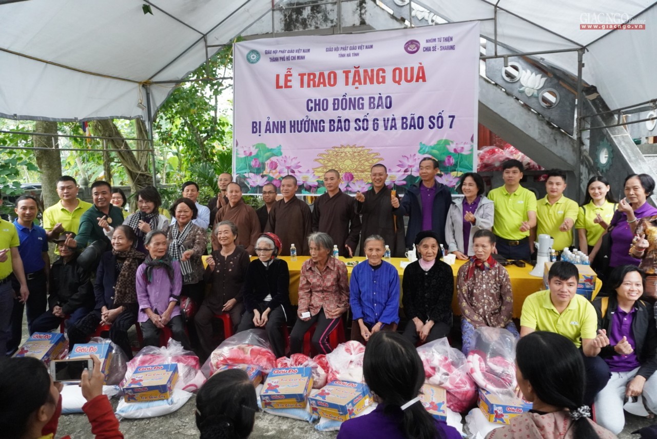 Đoàn và đại diện BTS tỉnh trao quà tại huyện Hương Sơn, Hà Tĩnh