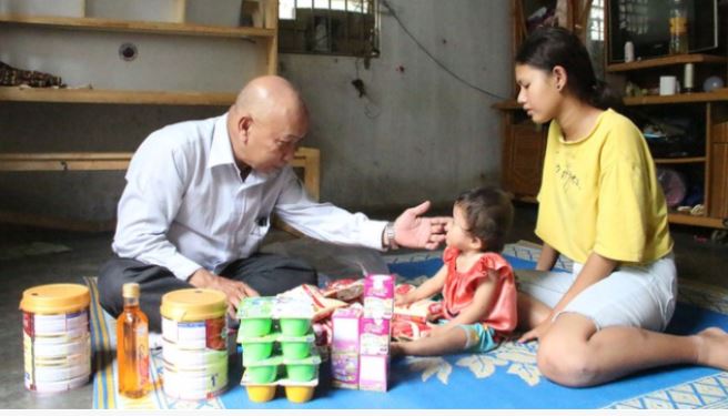 Bác sĩ Tiến cấp dưỡng cho một bé bị hở hàm ếch tại P.Lê Lợi (TP.Kon Tum). Ảnh: Đức Nhật - Thanh Niên.