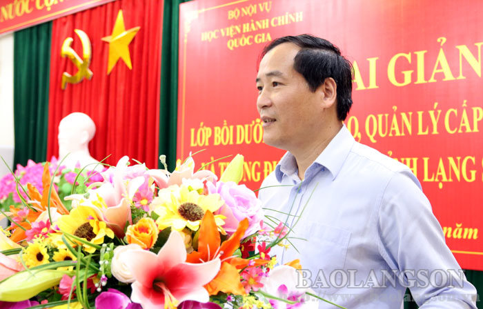 Đồng chí Dương Xuân Huyên - Phó Chủ tịch UBND tỉnh phát biểu tại lễ khai giảng