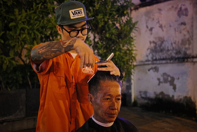 Chàng trai 9x chuyên cắt tóc miễn phí cho người vô gia cư