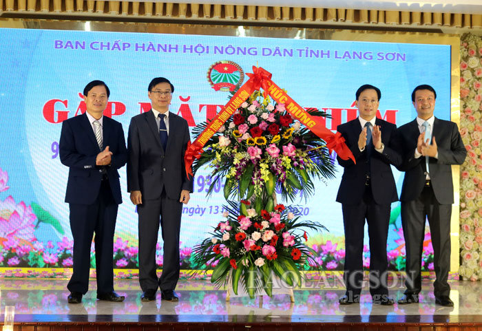 Đồng chí Hoàng Văn Nghiệm, Phó Bí thư Tỉnh ủy, Chủ tịch HĐND tỉnh tặng hoa chúc mừng HND tỉnh.