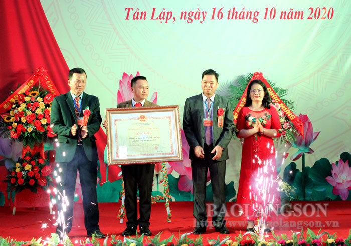 Lãnh đạo Sở Nông nghiệp và Phát triển nông thôn trao bằng công nhận xã đạt chuẩn NTM năm 2020 cho đại diện xã Tân Lập, huyện Bắc Sơn