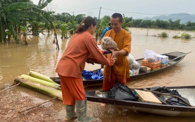 Chư Tăng chùa Huyền Không Sơn Thượng giúp đỡ người dân bị cô lập do mưa lũ