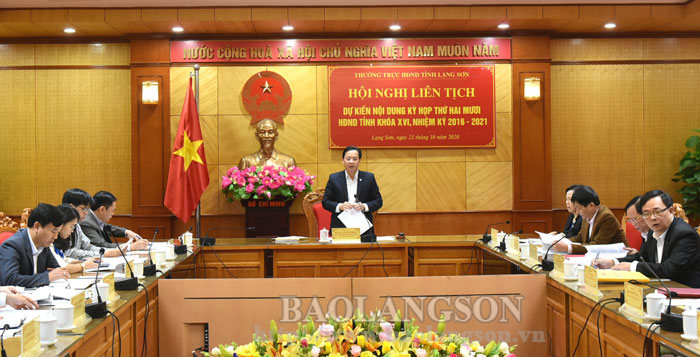 Đồng chí Hoàng Văn Nghiệm, Phó Bí thư Thường trực Tỉnh ủy, Chủ tịch HĐND tỉnh phát biểu tại hội nghị