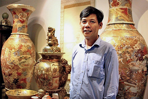 Nhà sưu tầm Đào Trần Quốc Chương bên cặp lộc bình bằng gốm Satsuma duy nhất trên thế giới. Ảnh: Nguyễn Sơn.