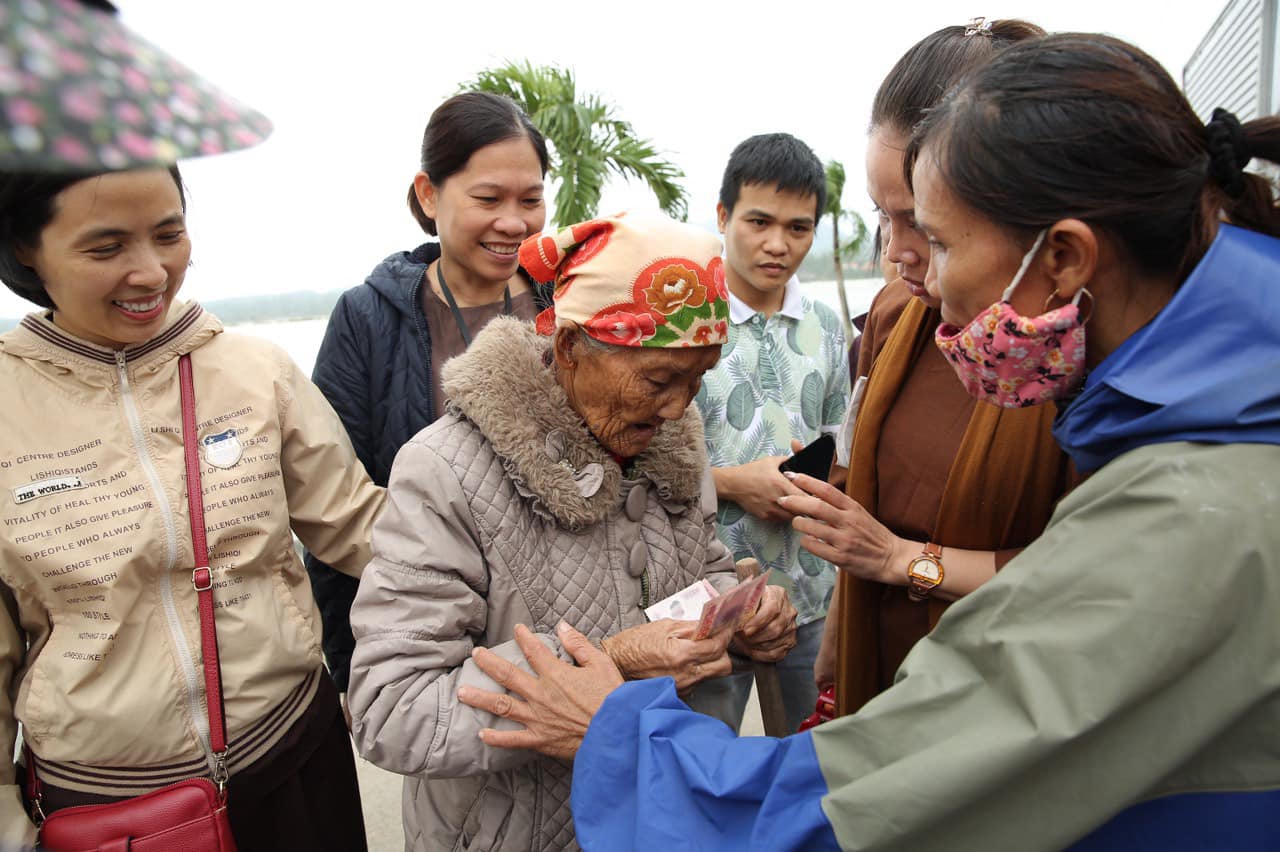 Chùa Tân Hải tặng 2.000 phần quà tới người dân vùng lũ