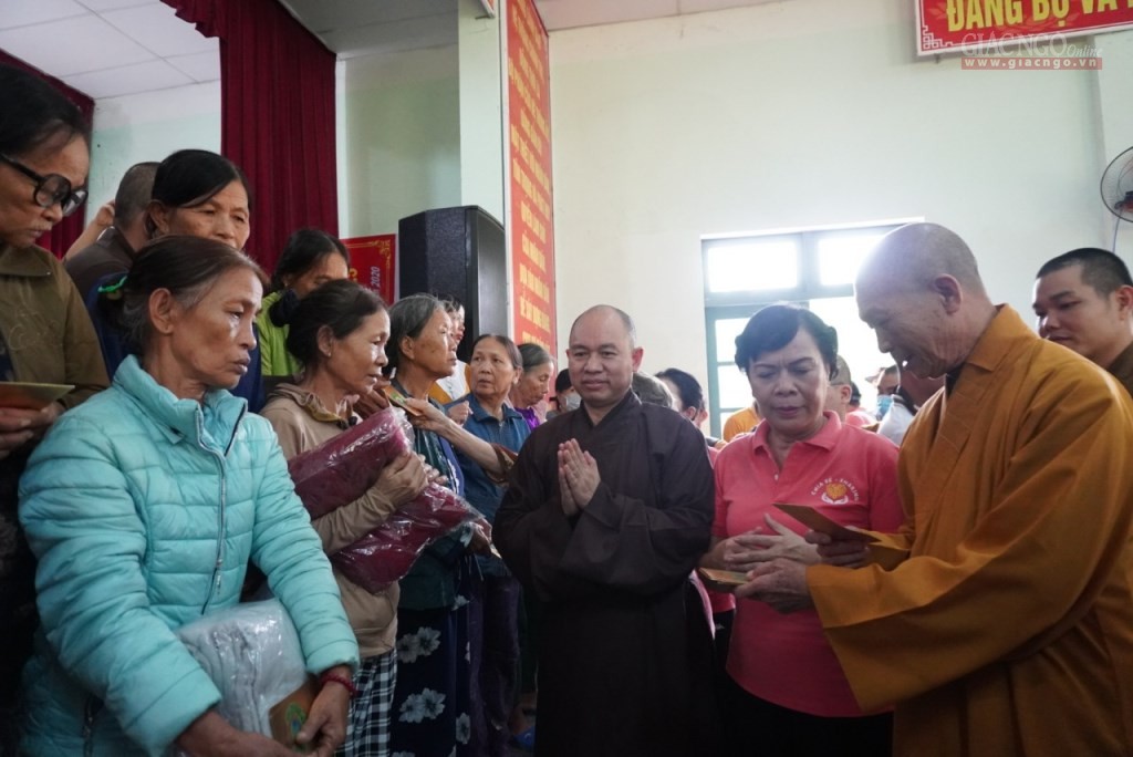 TƯGH, Phật giáo TP.HCM tặng 1.000 phần quà tại Quảng Nam