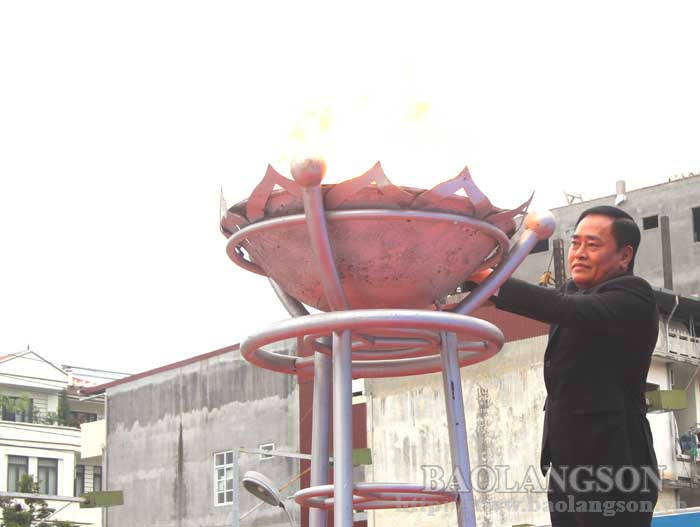 Đồng chí Hồ Tiến Thiệu, Phó Bí thư Tỉnh ủy, Chủ tịch UBND tỉnh thắp lửa truyền thống tại lễ khai mạc HKPĐ tỉnh