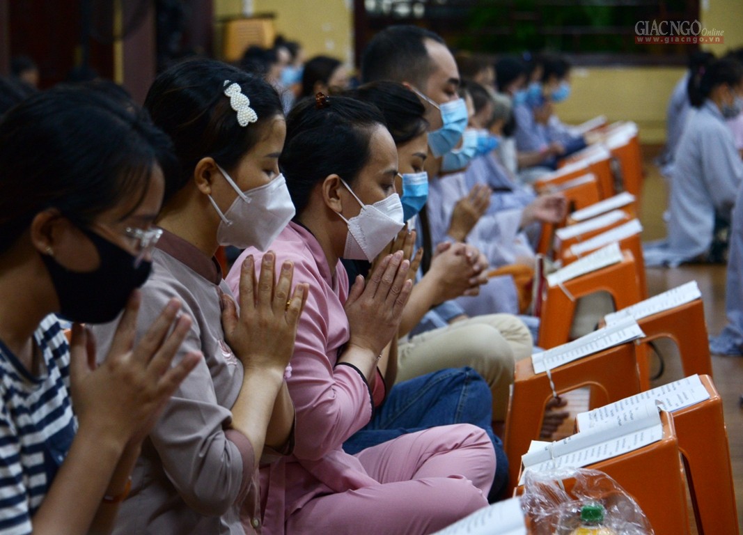 Phật tử đọc kinh trong ngày Rằm tháng 7 tại chùa Phổ Quang (TP.HCM) - Ảnh: Bảo Toàn