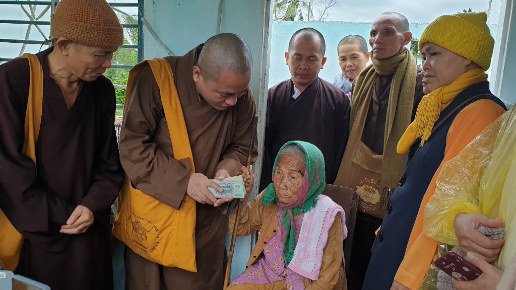 Phật giáo huyện Xuân Lộc đi 5 tỉnh và trao 2.150 phần quà cho bà con vùng bão lụt.