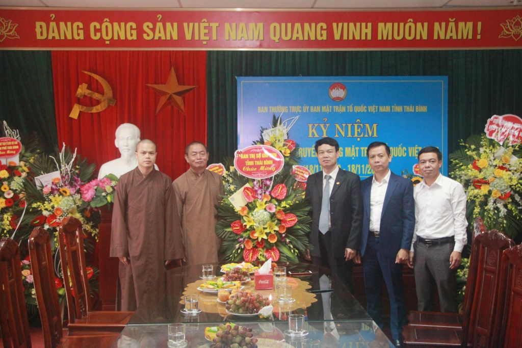 BTS Phật giáo tỉnh Thái Bình tặng lẵng hoa chúc mừng tới UBMTTQVN tỉnh