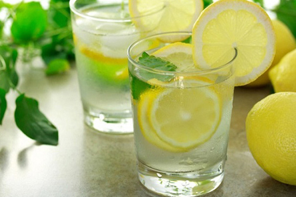 Nhiều bệnh nhân ung thư tin rằng uống nước chanh có thể triệt tiêu tế bào ung thư mà không có tác dụng phụ