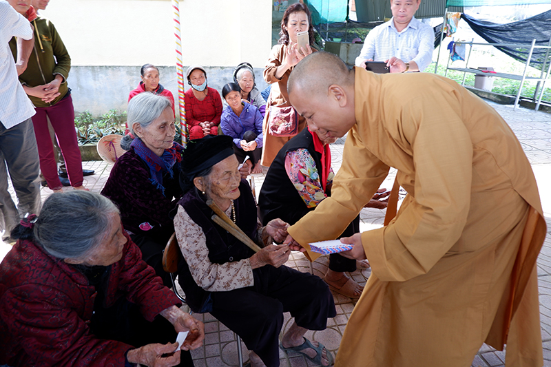 Phật giáo tỉnh Lạng Sơn trao tặng 1000 xuất quà