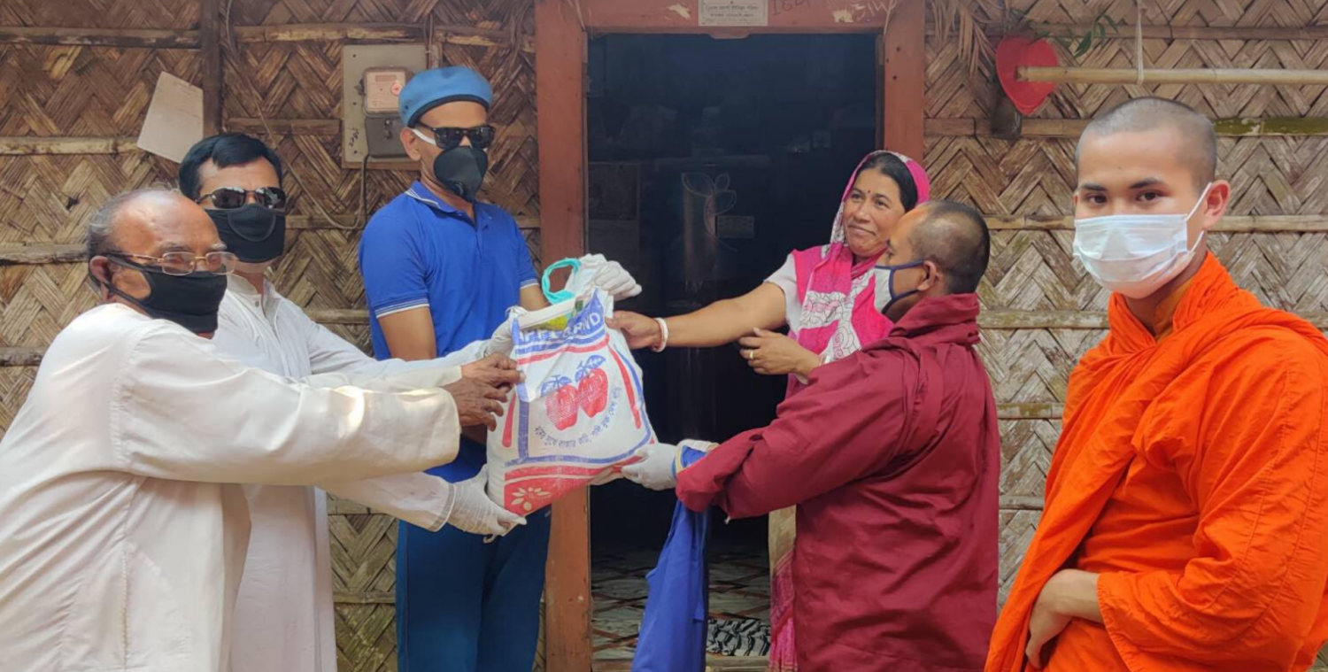 Các nhà sư và mạnh thường quân thuộc Hội Atish Dipankar (ADS) tặng quà cứu trợ đến người dân khó khăn tại Bangladesh