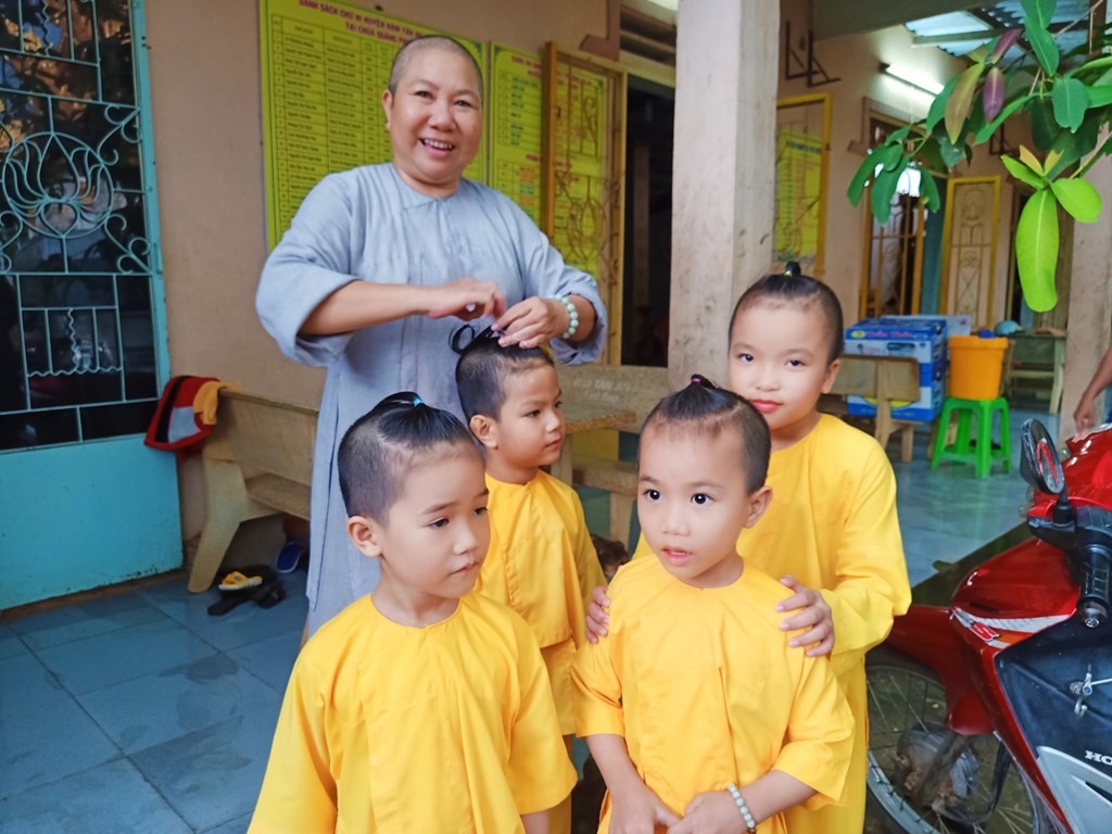 Hình ảnh thường nhật tại chùa Quảng Phước, Sư cô Đồng Điền chăm sóc cho các đệ tử