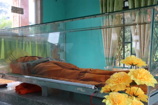 Chuyện lạ ở An Giang: Thi hài nhà sư còn nguyên vẹn sau 6 năm chôn cất