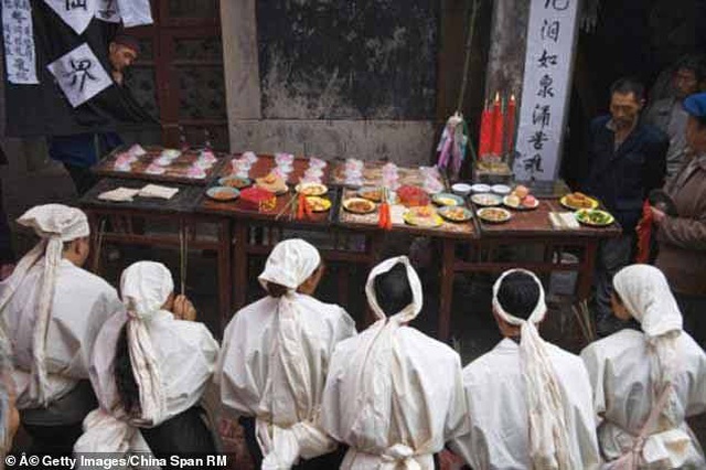 Rùng rợn hủ tục đào mộ người chết tổ chức đám cưới ma ở Trung Quốc