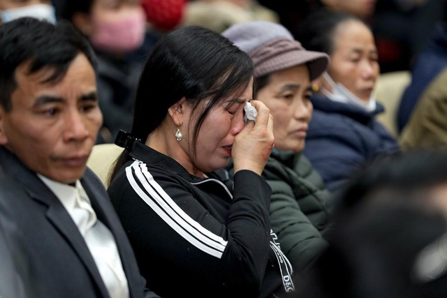 Chị Hương khóc nghẹn trong buổi lễ tri ân