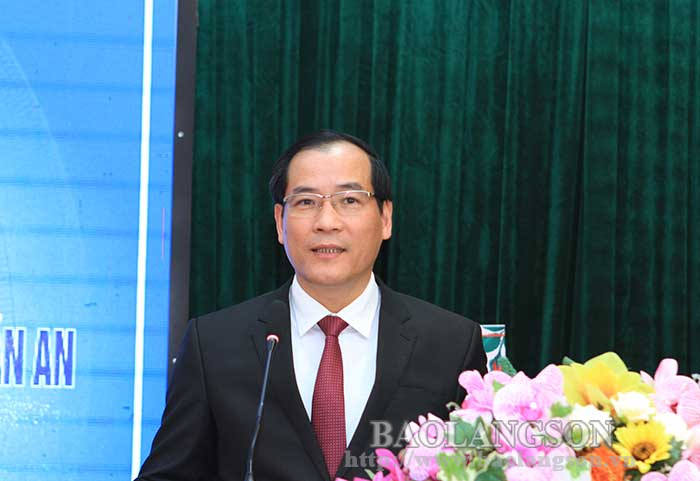 Đồng chí Dương Xuân Huyên, Phó Chủ tịch UBND tỉnh phát biểu tại hội nghị