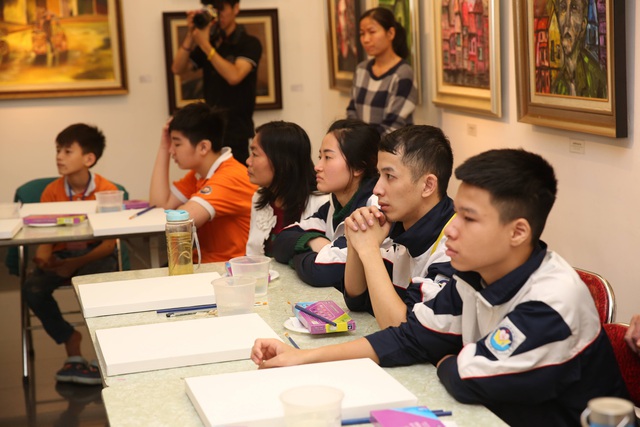 Những học sinh đến từ trường PTCS Dân lập Dạy trẻ câm điếc Hà Nội chăm chú lắng nghe trước giờ học vẽ.
