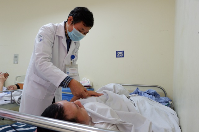 BS Nguyễn Khắc Ninh, Trưởng Khoa Đột quỵ và Phục hồi chức năng, Bệnh viện Châm cứu Trung ương thăm khám cho bệnh nhân C.