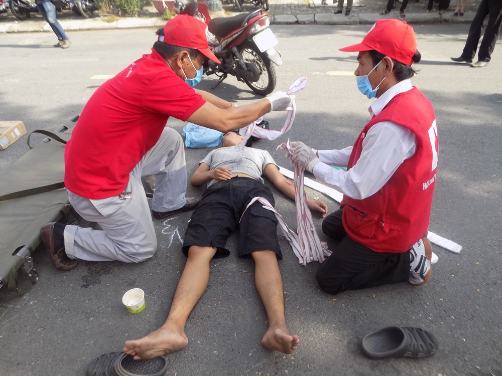 Đội xe ôm an toàn phường Hòa Hiệp Bắc diễn tập sơ cứu tai nạn giao thông