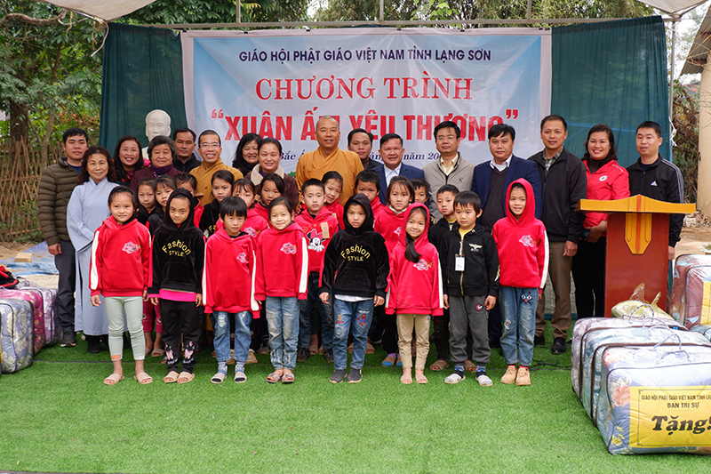 Lạng Sơn: Phật giáo tỉnh tổ chức tặng chăn, áo ấm cho các em học sinh vùng cao huyện Tràng Định