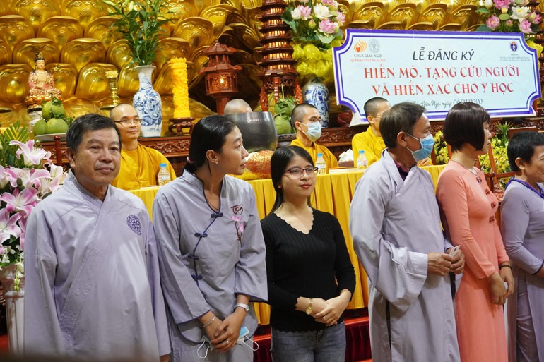 Diệu Quang (áo đen, giữa) trong buổi đăng ký hiến mô tạng, hiến xác tại chùa Giác Ngộ - Ảnh: Như Danh