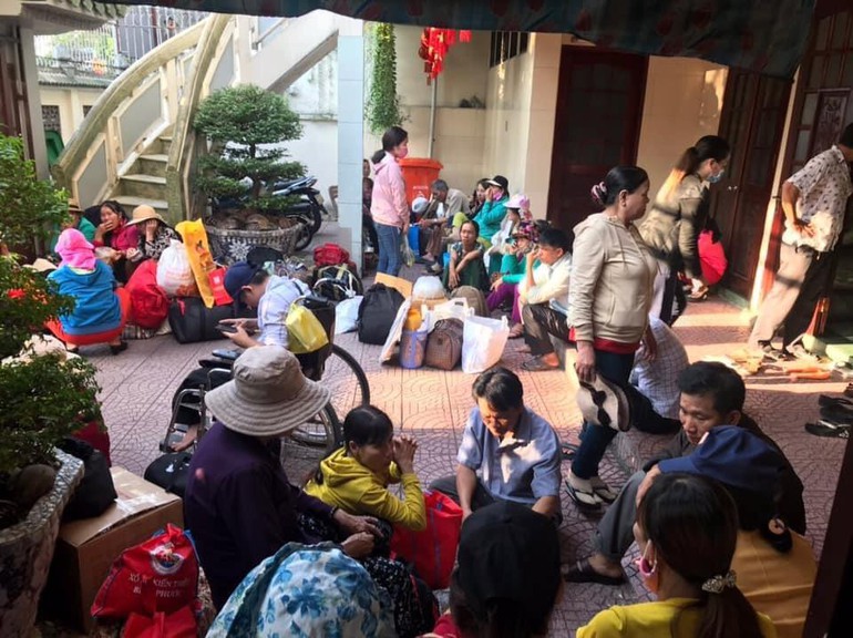 Tập kết tại chùa Từ Thuyền để về quê ăn Tết trong xuân Canh Tý, 2020