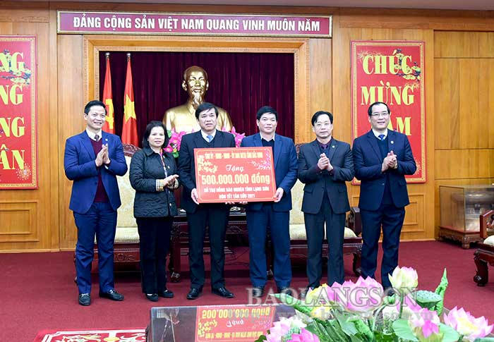 Đoàn công tác Tỉnh ủy Bắc Ninh trao tặng 500 triệu đồng an sinh xã hội cho tỉnh Lạng Sơn