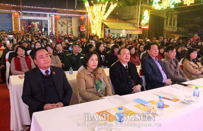 Các đồng chí lãnh đạo tỉnh và thành phố Lạng Sơn dự chương trình