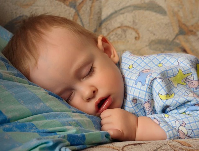 Trẻ mở miệng khi ngủ cảnh báo điều gì về sức khỏe?