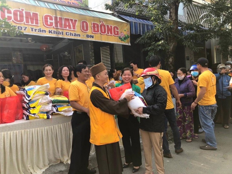 Đà Nẵng: Nhóm thiện nguyện Lam Yêu Thương làm từ thiện 2 tỷ đồng