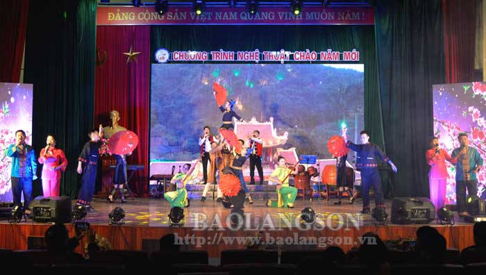Tiết mục hát múa mở màn “Tình xuân Xứ Lạng” do các nghệ sĩ, diễn viên thuộc Trung tâm Văn hóa Nghệ thuật tỉnh biểu diễn